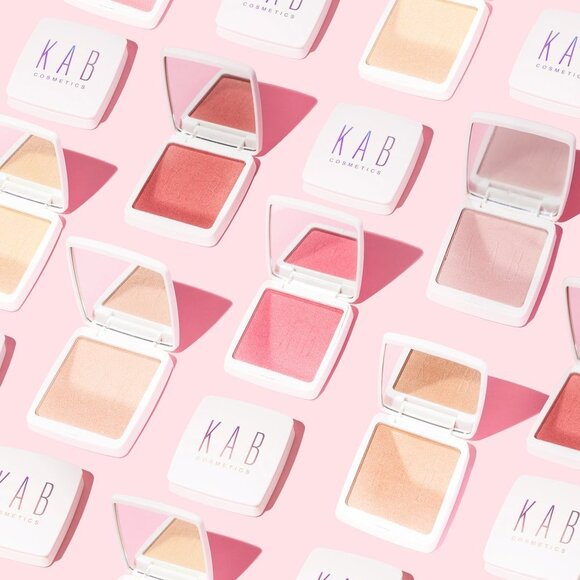 KAB Cosmetics Pressed Glow Powder *Gold Digger* - Picture 4 of 12